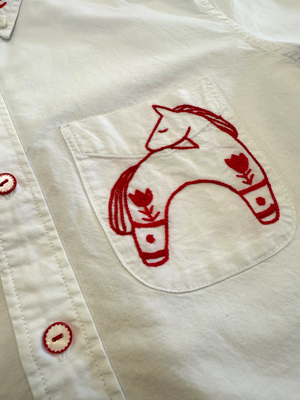 Cropped Short Sleeve Button Down — White with Red Dala Horse · S/M