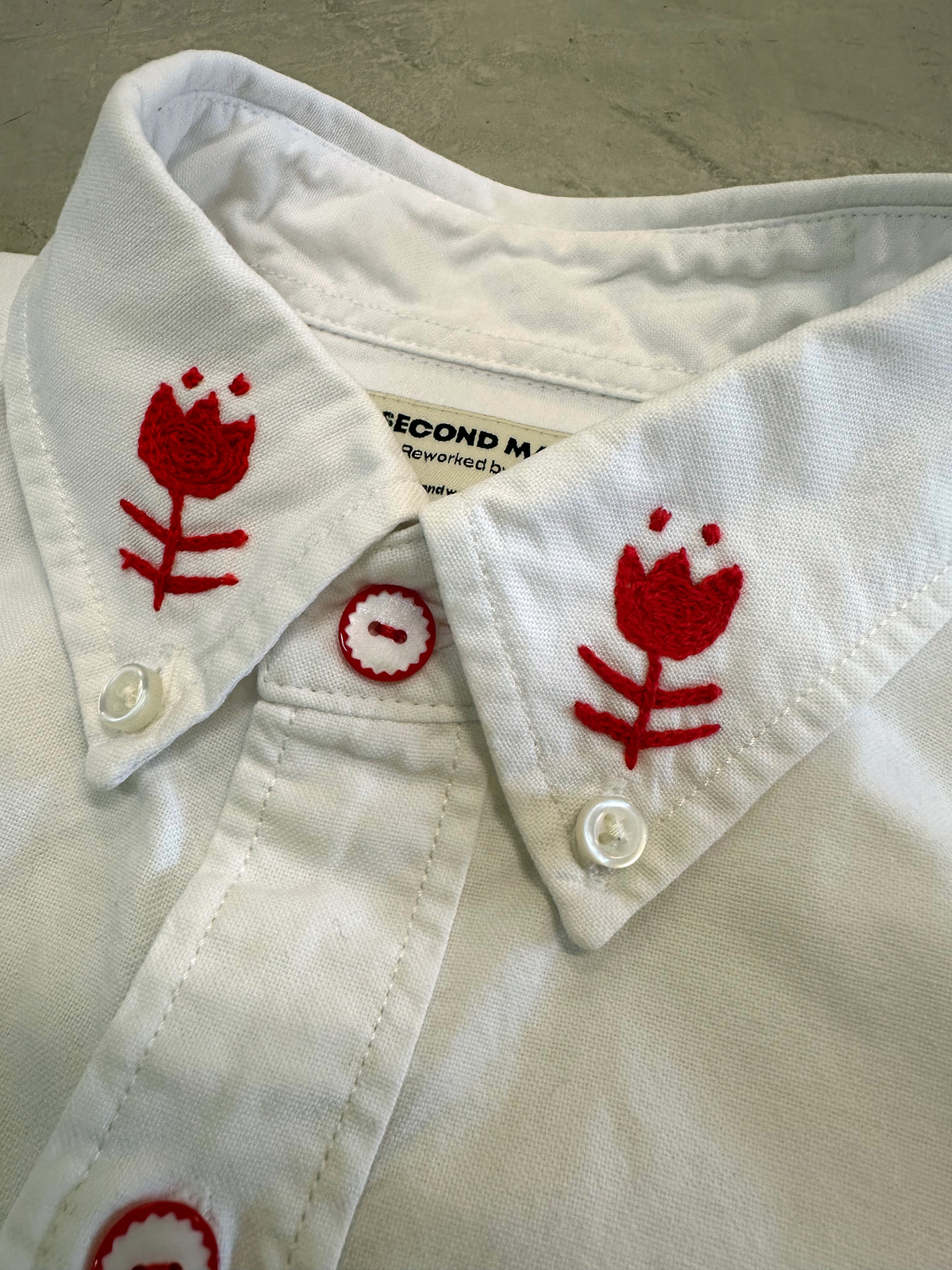 Cropped Short Sleeve Button Down — White with Red Dala Horse · S/M