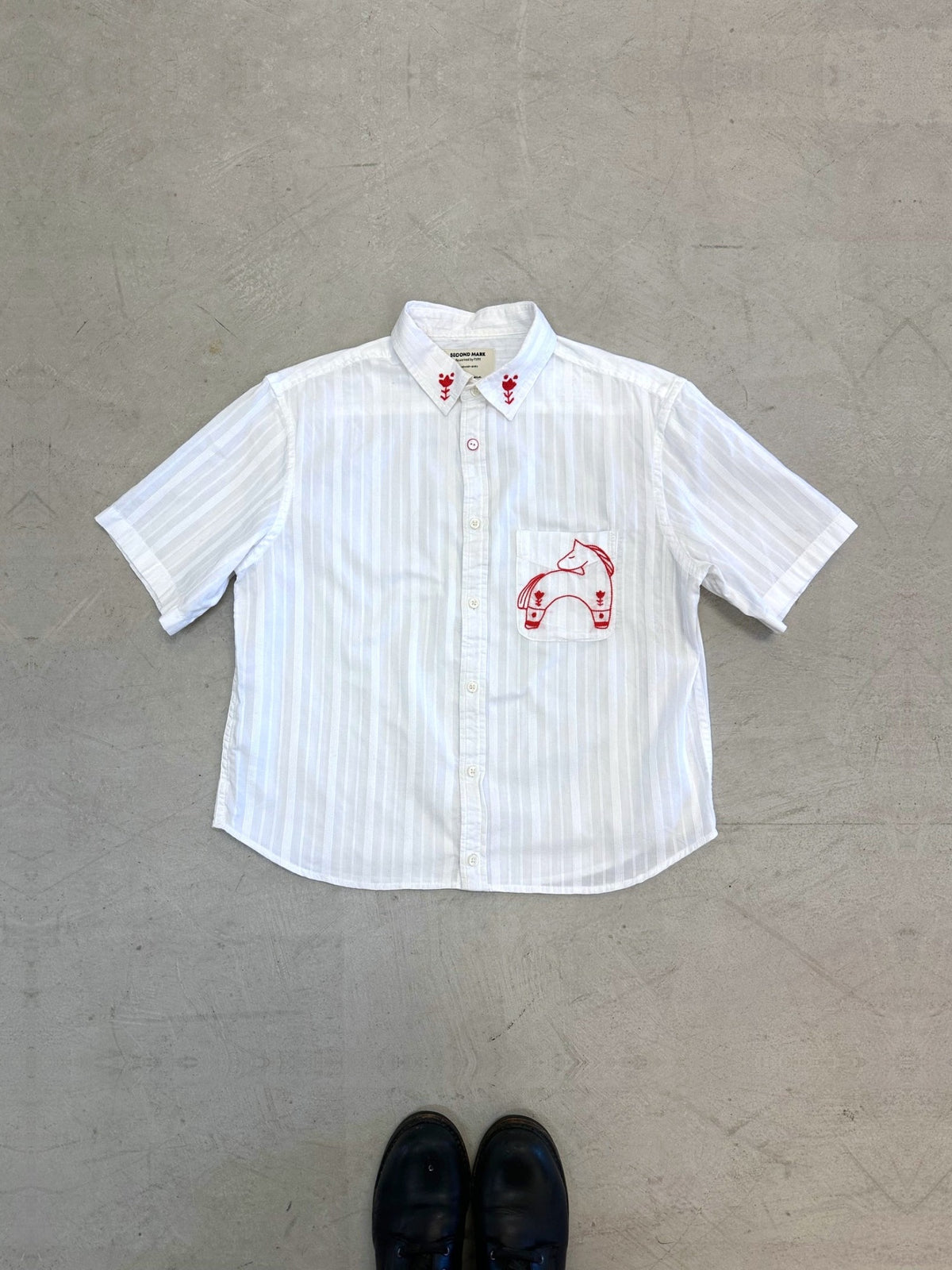 Cropped Short Sleeve Button Down — White Woven Stripe with Red Dala Horse · S/M